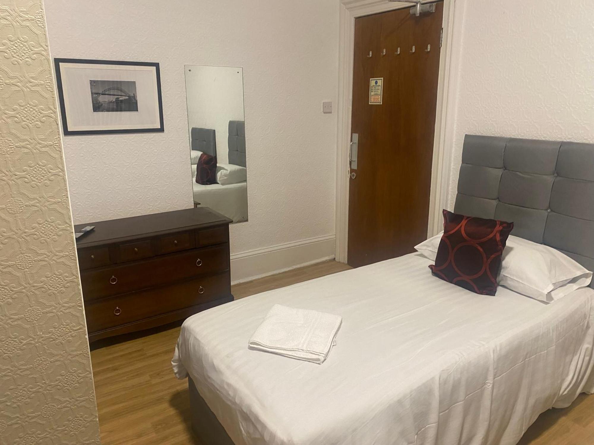 Clifton Hotel Newcastle Room photo