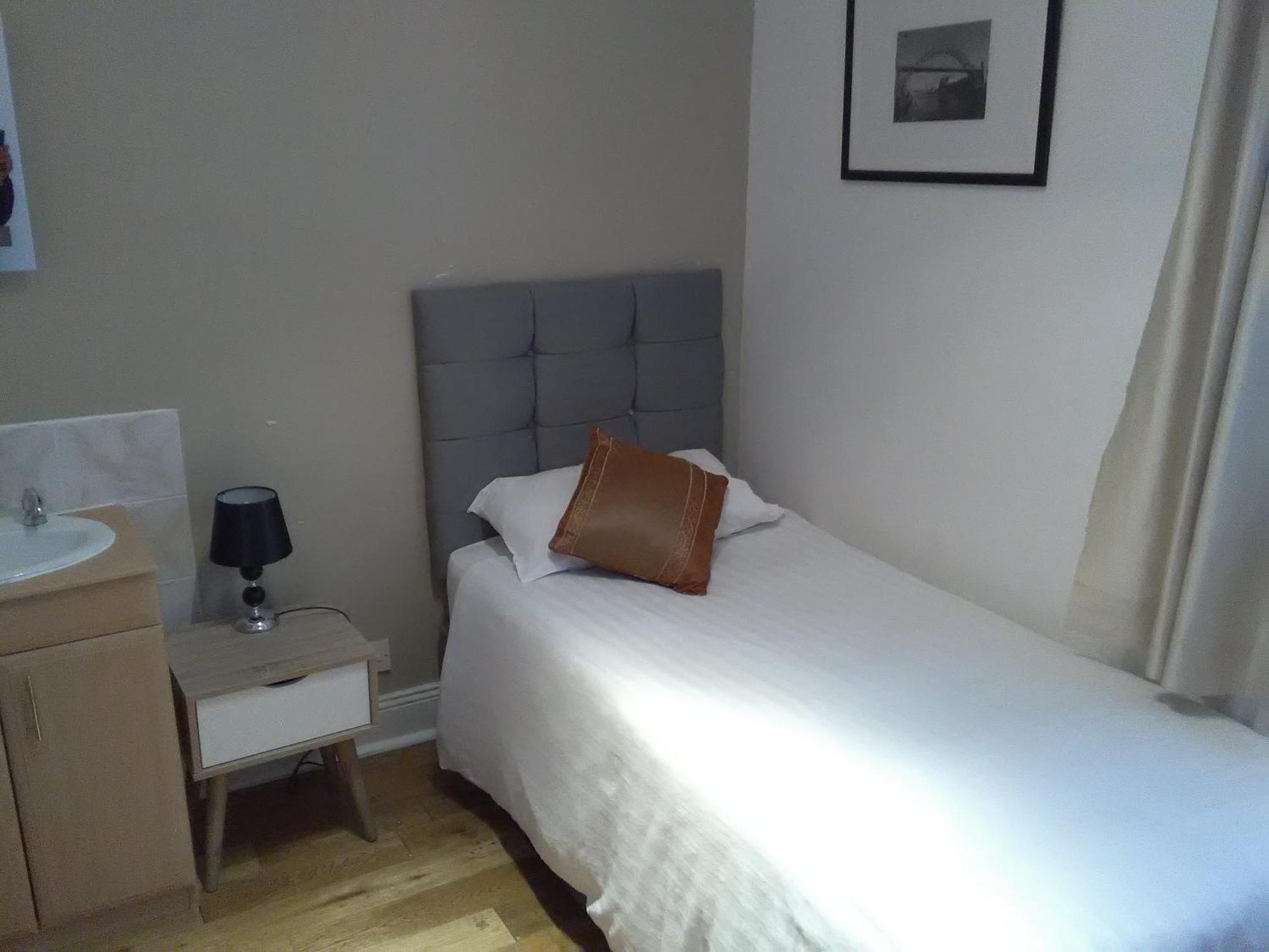 Clifton Hotel Newcastle Room photo
